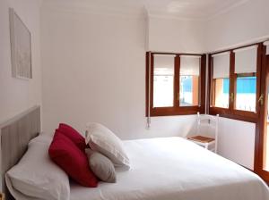 Ένα ή περισσότερα κρεβάτια σε δωμάτιο στο Easo Terrace Apartment free private parking and air conditioning