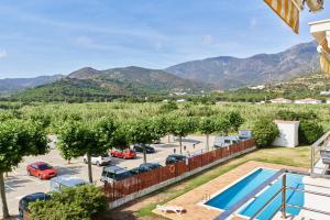 ポルト・デ・ラ・セルバにあるApartamento con piscina de temporada a 50m del marのプールと駐車場付きのアパートメント