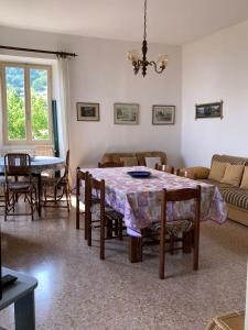 a living room with a table and a couch at Casa Milanda in Gargnano