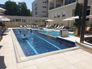 Bazén v ubytování Hotel Aurum nebo v jeho okolí