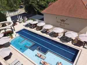 Bazén v ubytování Hotel Aurum nebo v jeho okolí