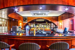 um bar com um grande balcão num quarto em Majestic Five Hotel em Palapye