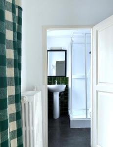 bagno con lavandino e specchio di Relais Des Villards a Séez