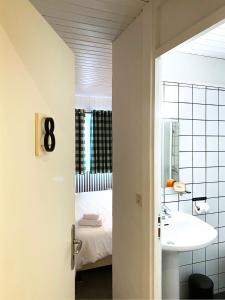 baño con lavabo, cama y espejo en Relais Des Villards en Séez