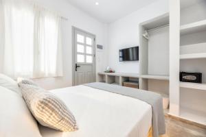 TV a/nebo společenská místnost v ubytování Pelican Paros
