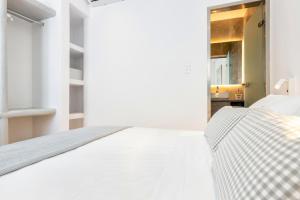 Postel nebo postele na pokoji v ubytování Pelican Paros