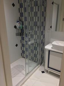 een badkamer met een douche en een wastafel bij Studio Flat-One Room in lux residence near Taksim-Beyoglu in Istanbul