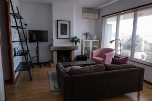 een woonkamer met een bank en een open haard bij RIOyMAR Apartamento in A Guarda