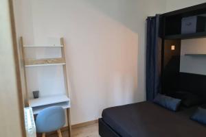 1 dormitorio pequeño con 1 cama y 1 silla en T2 tout neuf au coeur des commerces de Montchat, en Lyon