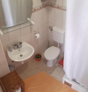 Koupelna v ubytování Apartments Lans + 37 fotografií