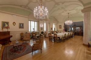 una sala da pranzo con tavolo, sedie e lampadari a braccio di Hotel Antica Dogana a Torino