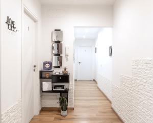 een hal met witte muren en een witte trap bij Homs Sweet Home in Rome