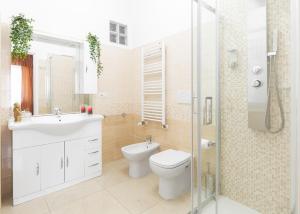 La salle de bains est pourvue de toilettes, d'un lavabo et d'une douche. dans l'établissement Homs Sweet Home, à Rome