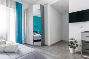 een slaapkamer met een grote spiegel in een kamer bij Homs Sweet Home in Rome +10 foto's