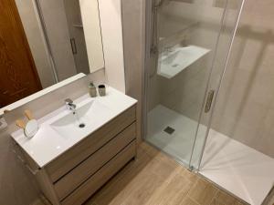 un baño con lavabo y ducha en Valem, en Can Picafort 12 fotos más