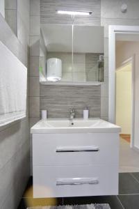 Koupelna v ubytování Apartments Nikić + 37 fotografií