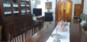 una sala da pranzo con tavolo e mobile di porcellana di BOTEROS casa rural ad Ayllón