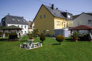 einen Hof mit Picknicktisch und einige Häuser in der Unterkunft Gästehaus Edith, 4-Sterne für 2 Personen in Trittenheim