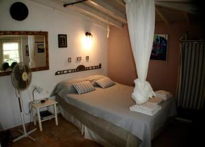 Schlafzimmer mit einem Bett und einem Spiegel in der Unterkunft Arcadia Eressos in Eresos