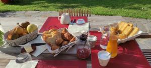 duas cestas de pão e outros alimentos numa mesa de piquenique em Sous les étoiles au bois d’embesse em Thalamy