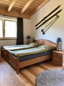 Ένα ή περισσότερα κρεβάτια σε δωμάτιο στο Ferienwohnung Übernberg