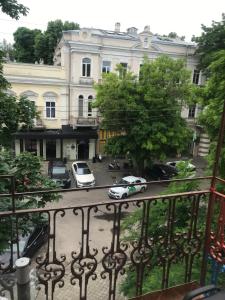 uma vista para uma rua com carros estacionados em frente a um edifício em Kosher Hostel em Odessa