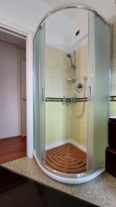 bagno con doccia e pavimento in legno di Sapore di Mare Apartment a Monterosso al Mare