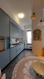 una grande cucina con tavolo e tavolo sidx sidx di Sapore di Mare Apartment a Monterosso al Mare Altre 11 foto