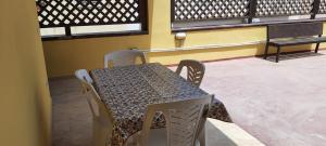 un tavolo e sedie seduti in una stanza di Appartamento in Centro a Lampedusa