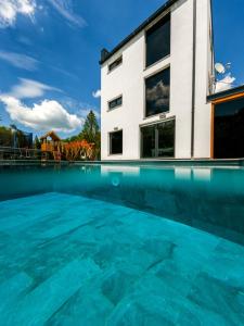 Basen w obiekcie Luxury Villa Rebecca lub w pobliżu