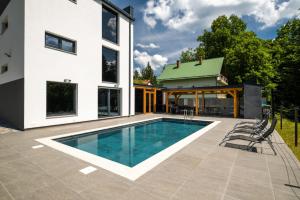 basen na podwórku domu w obiekcie Luxury Villa Rebecca w mieście Brestovac +8 zdjęć