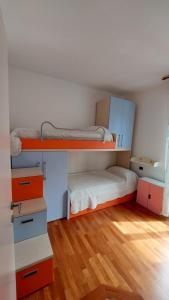 Camera con 2 letti a castello e pavimento in legno. di Sapore di Mare Apartment a Monterosso al Mare