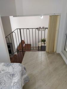 - un salon avec une rampe d'escalier et un canapé dans l'établissement la casa di sara, à Quartu SantʼElena