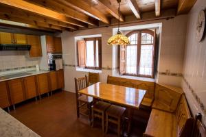 オヨス・デル・エスピーノにあるLa Casa del Abueloのキッチン(木製テーブル、椅子付)