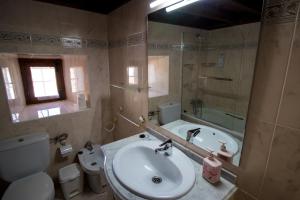 A bathroom at La Casa del Abuelo Még 29 kép