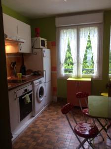 雷恩的住宿－St Yves，厨房配有冰箱和桌椅