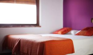 1 Schlafzimmer mit 2 Betten und einem Fenster in der Unterkunft Posada del Candil in Serón