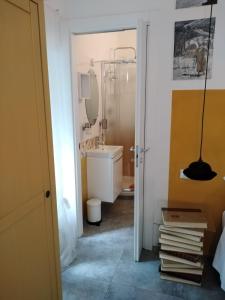 W łazience znajduje się umywalka i lustro. w obiekcie Il Ghiro w mieście Levanto