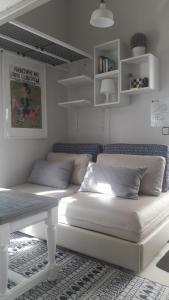 エステポナにあるCasita del Relojのベッド、テーブル、棚が備わる客室です。