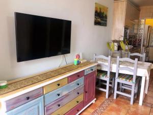 Televisyen dan/atau pusat hiburan di Sea View House