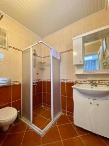 A bathroom at Yalcin Hotel & Villas