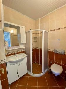 A bathroom at Yalcin Hotel & Villas