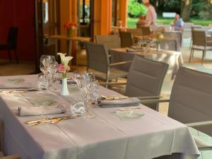 a table with wine glasses and napkins on it at Le Rosenmeer - Hotel Restaurant, au coeur de la route des vins d'Alsace in Rosheim