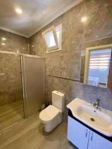 A bathroom at Yalcin Hotel & Villas
