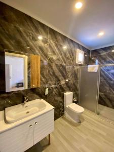 A bathroom at Yalcin Hotel & Villas