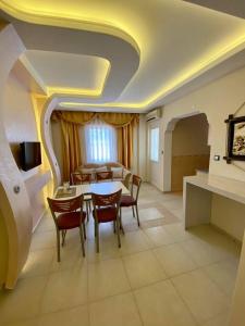 A seating area at Yalcin Hotel & Villas