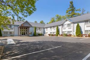 un aparcamiento vacío frente a un hotel en Comfort Inn Traverse City, en Traverse City