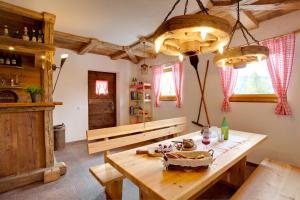 une salle à manger avec une table en bois et une salle à manger dans l'établissement Angerle Hof, à Nova Levante