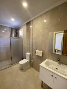 A bathroom at Yalcin Hotel & Villas