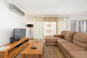 TV at/o entertainment center sa Baia Residence 2 - Holiday Apartments - By SCH